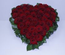 AFN 34 - Arranjo de rosas vermelhas em formato de coração