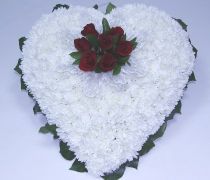 CRC 02 - Coração flores brancas e rosas vermelhas