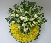 CRP 11 - Coroa de flores brancas e amarelas
