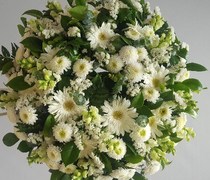 CP 02 - Coroa pequena em flores brancas da época (Diam.60cm)